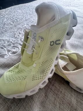 On Cloudwomen Cloudflow Lightweight Running Shoes - Pale Yellow/White